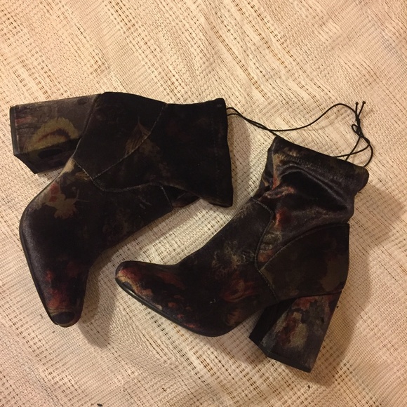 Shoes - NWOT Floral Print Velvet Heeled Boots
